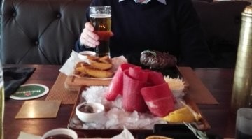 Это очень вкусно.
Ну для тех, кто любит сырятину.
Я вот и в Мск себя регулярно балую, правда говядиной.
Когда командировкой на Севера или в Сибирь заносит - там уже строганина конечно.