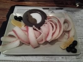 Это очень вкусно.
Ну для тех, кто любит сырятину.
Я вот и в Мск себя регулярно балую, правда говядиной.
Когда командировкой на Севера или в Сибирь заносит - там уже строганина конечно.