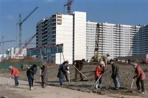 Две фотографии из моей жизни:
В 1985 году переехал с Арбата в Крылатское.
На Арбате жил прям напротив стены Цоя.