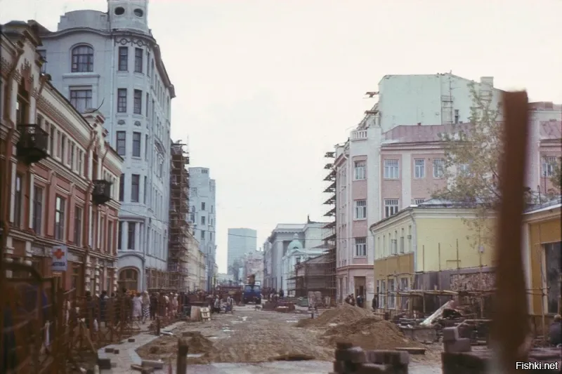 Две фотографии из моей жизни:
В 1985 году переехал с Арбата в Крылатское.
На Арбате жил прям напротив стены Цоя.