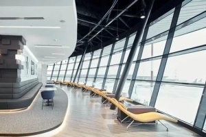 7800 с человека??? 
Я бизнес-залов навидал на своем веку. Это не похож.
Везде, где был - просторный зал с креслами, диванами, столиками, душевыми, туалетами, шведским столом с выбором горячего и закусок, напитков, пиво - бесплатно, другой алкоголь - где за деньги, где тоже бесплатно.  Цена - около 3000 рублей (а не 7800) с человека за 4 часа пребывания. Есть такие, где можно курить.
Так что возмущение ребят вполне себе оправдано.