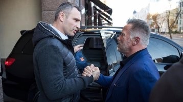 никогда он за Россию не ыл
Арнольд впервые прибыл в Киев, где с ним пообщался мэр города Виталий Кличко и премьер Украины Владимир Гройсман. "Времени, к сожалению, было немного, но немного показал Киев своему другу Арни, который впервые посетил наш город. Шварценеггер прилетел на бизнес-форум, и мы с радостью встретились, прогулялись и пообедали",   написал Кличко. По словам мэра, Шварценеггеру понравился Киев, он пообещал в следующий раз приехать на дольше. Ранее Шварценеггер заявил, что считает Виталия Кличко "гением" и ценит проделанную им работу на посту мэра города.