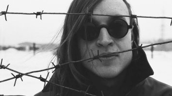 А при коммунизме всё будет за..бись
Он наступит скоро   надо только ждать
Там всё будет бесплатно, там всё будет в кайф
Там наверное вообще не надо будет умирать