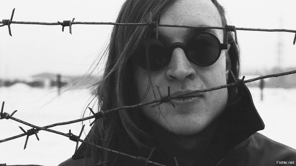 А при коммунизме всё будет за..бись
Он наступит скоро   надо только ждать
Там всё будет бесплатно, там всё будет в кайф
Там наверное вообще не надо будет умирать