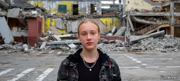 Три "Орешника" для Золушки
Александр Роджерс
=========================

Много лет (около 15) нижеследующий текст Вика Ларсена является выражением моей души:
```````````````````````````````````````````````
«Мы украшаем город на праздники, мы снимаем фильмы про любовь со счастливыми концами, мы создаём красивые одежды и вешаем «осторожно, порог» в магазинах. Мы прощаем, передаём билетики и нам хочется взять (бы) домой замёрзших и голодных животных; мы чувствуем, что люди – хорошие всё же, и оставляем на чай, и немного боимся, что бог существует и видит нас.
И бог тоже хороший. И хочется нам не разрушать, а строить, и мир посмотреть хочется, и улыбаться, и любовь дарить просто так хочется. Нам не жалко лишних копеек для нищих, и кто-то спонсирует приюты, и выставки делает, и в космос летает кто-то из нас – работа такая, и звоним успокоить близких, и шутки пересказываем, и делимся впечатлениями, и всякие подвиги совершаем – ради счастья.
Мы учим другие языки – для общения, мы устраиваем олимпиады, где неважно, кто победил, плачем от избытка эмоций, участвуем в парадах, неловко обнимаем любимых полузабытых бабушек и дедушек. По всем статьям у нас – хорошее будущее. У нас есть сказки и музыка, мы хотим знать, что любят наши кумиры, нас что-то заставляет быть искренними хотя бы с кем-то. Мы лечим других, мы рисуем картины, придумываем новые технологии и присуждаем премии за вклады в развитие.
Мы – люди, мы стремимся к красоте и долголетию, у нас есть такие прекрасные вещи, как подарок, любовь, ошибки, мечты, и это глобально, глобально. Мы любим друг друга и заботимся друг о друге.
А кому-то нужна война. Кому-то не хватает воздуха и места. Денег. Кто-то придумывает яды, оружие, наркотики. Кто-то лжёт и хочет насильственной власти. И тот, кто мне скажет, что это нужно для вселенского баланса, взвешивает свою жизнь вместе с дерьмом. А у меня – одна жизнь, и она прекрасна».
````````````````````````````````````````````
И я так жил. Мешал вороватым украинским олигархам пилить заводы на металлолом. Организовывал профсоюзы и защищал права рабочих. Выбивал деньги обманутых вкладчиков банка «Надра» (привет уроду Ющенко). Производил натуральные продукты питания без красителей и добавок. Взял бездомную собаку из приюта.
Я хотел спокойно растить детей. Я хотел улучшать мир вокруг, чтобы всем (или хотя бы большинству) было хорошо.
Мы с женой засадили всю нашу улицу саженцами магнолии и каштана, чтобы было красивенько.
И я всячески пытался предотвратить войну. Говорил «Силовой госпереворот незаконен». Говорил «Нельзя расчеловечивать жителей Юго-Востока, это приведёт к гражданской войне». Говорил «Давайте разговаривать и уважать интересы друг друга».

Но кому-то нужна война. Мою собаку отравили. Ко мне домой пришли нацисты, хотевшие пытать и убить мою семью. Сожгли заживо одесситов, публично радуясь их жестокой насильственной смерти. Радостно врали про «кондиционеры взрываются», обстреливая Донецк и Луганск. Кричали «Смерть москалям!», «Убивать колорадов!» и мечтали о геноциде русских на Донбассе, рассказывая, что там живут «недолюди». Мечтали убивать и жаждали крови.
А потом, когда их _наступление_ на Донбасс провалилось, стали вопить «На нас напали!» и «А нас за що?». Лицемерные <span style='color:gray'>[мат]</span>…
Убивали детей и при этом строили из себя жертв.

Но есть же и их хозяева. Которые их снабжают деньгами и оружием, и гонят «дранг нах остен». Так называемая «коалиция немощных».
И они воспринимают русское нежелание превращать локальный конфликт в глобальную тотальную войну (нацисты всегда превращают войну в тотальную) за слабость.
Пытаются устраивать провокации. Ищут возможности захватывать российские нефтяные танкеры. Уже идут разговоры о передаче нацистскому режиму Зеленского ракет «Томагавк».

Перефразируя Достоевского, «Если нет удара по морде, то позволено всё».
Поэтому, будучи самым миролюбивым из всех, я говорю «Надо бахнуть!».

Во-первых, нужно повторить, что согласно нашей ядерной доктрине, любой летящий в сторону России «Томагавк», могущий потенциально нести ядерное оружие, будет автоматически вызывать встречный ядерный удар. Никто не будет рисковать и выяснять, есть там ЯО или нет – бахнем сразу и в полном объёме. И не по Киеву, а по тем, кто этот «Томагавк» дал и помогал запускать (сами они это не смогут, что очевидно).
Встречный ядерный удар гарантирован. И пусть даже не думают в эту сторону.

Во-вторых, нужно бахнуть Сибигу.
Сибига хрюкнуло «С сегодняшнего дня не будет ни одного безопасного места в России, украинское оружие достанет любые российские военные объекты» (нет никакого "украинского оружия", лживая свинья!).
Недопустимо, чтобы террористы угрожали России. Сибига должна умереть.

И, в-третьих, хватит этого «Это не немецкие танки в Курской области, это украинские танки». Мы все знаем, что это немецкие танки.
И это не украинские ракеты стреляют по России, а немецкие и британские.
Поэтому давайте передадим хуситам «орешник» (мы потеряем его в пустыне, а они найдут, во славу Аллаха) и пусть бахнут по лондонскому Тауэру (я по карте мерял, как раз долетает).
Это же будет хуситский «Орешник», а не российский…

Я бы ещё засунул осиновый кол в зад Борису Джонсонюку (можно расщеплённый), но это уже вкусовщина. Не настаиваю.

Ну и уголовное дело против Урсулы фон дер Ляйен и её сообщников, за попытку украсть российские активы. По предварительному сговору, в составе организованной группы, со всеми отягчающими. И подачей в розыск в «Интерпол».
Попытка кражи, даже безуспешная, всё равно является уголовным преступлением.

Зло нужно наказывать. Иначе оно наглеет и множится.
И только так можно сохранить Добро
------------------------------