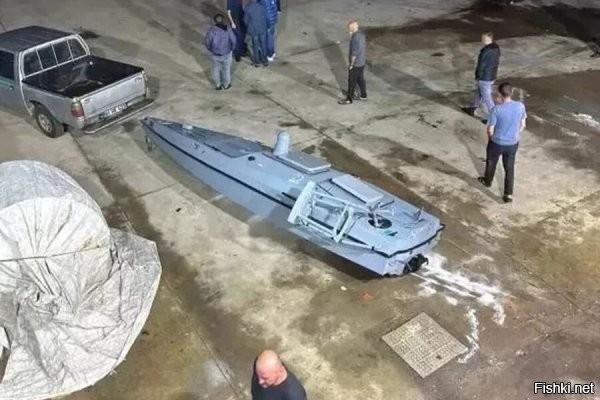 30 сентября 2025, 22:19



Найденный у берегов Турции украинский безэкипажный катер решили уничтожить



Безэкипажный катер, который нашли рыбаки у побережья провинции Трабзон в Турции, было решено уничтожить, заявили власти провинции. Об этом сообщает Reuters.

В заявлении местных властей отмечается, что по результатам оценки сотрудников командования подводных и спасательных операций и других экспертов безэкипажный катер представляет опасность, поэтому было решено нейтрализовать его контролируемым взрывом.



Напомним  30 сентября сообщалось, что турецкие рыбаки ночью обнаружили безэкипажный катер неизвестного происхождения.
Катер обнаружили у побережья Чаршибаши в провинции Трабзон.
Как сообщают турецкие СМИ, к берегам Турции выбросило украинский безэкипажный катер Magura V5. Он используется Вооруженными силами Украины (ВСУ) для операций в Черном море против российского флота. 
Журналисты предположили, что беспилотник мог «заблудиться» в результате воздействия средств РЭБ ВС России.

Это не первый и не последний случай обнаружения украинских БЭКов и морских мин около Турции. Только полное уничтожение "404-Украина" сделает Чёрное море мирным и безопасным.