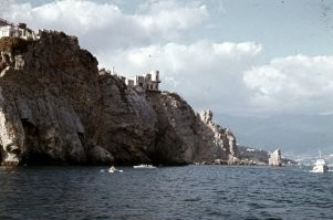 О! так это ж "Ласточкино гнездо" и скала Парус, очень старое, и с необычного ракурса...