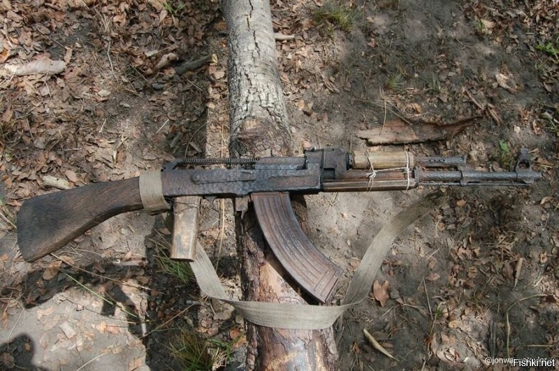 Это отобранный у африканских браконьеров АК-47 

Невероятно, но и таком виде это оружие успешно использовалось браконьерами для охоты