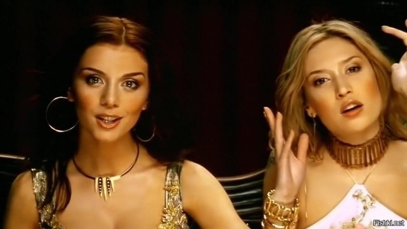 "Отварила дверцу, когда не смогла я
Сказать ему стоп, стоп, стоп..."