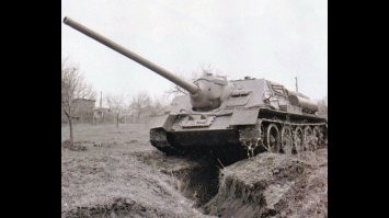 Дед был командиром батарей Су-100. Закончил войну в Манчжурии. Это та же Су-85, только с более мощным орудием
