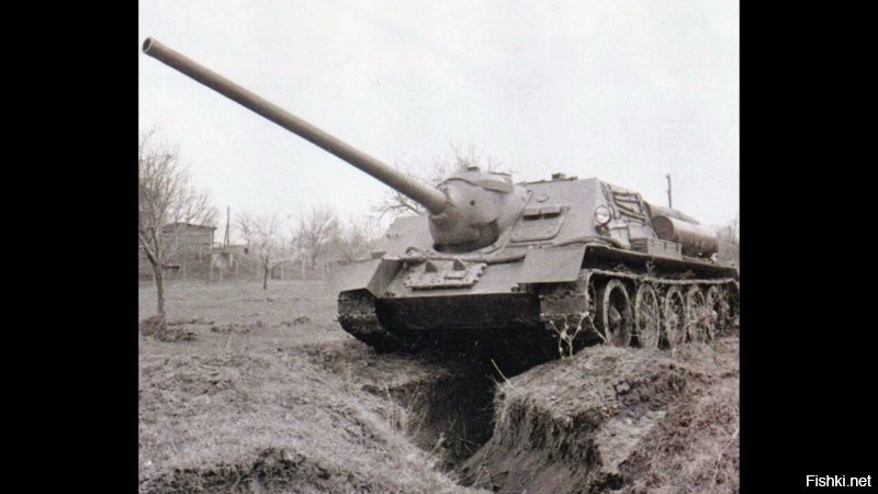 Дед был командиром батарей Су-100. Закончил войну в Манчжурии. Это та же Су-85, только с более мощным орудием