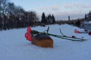 В Санкт-Петербурге хлеб оставляют на Пискаревском-мемориальном кладбище в день полного снятия блокады. Это пожалуй единственное что можно делать с хлебом кроме еды.