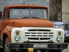 Вот немного поковырял по теме оранжевого тона.Вообще при СССР в оранжевый для севера иногда красили авто.Вспомните Краз из фильма Мимино.Но там казус южанин получил северный вариант Краза.Ну зато получил.)