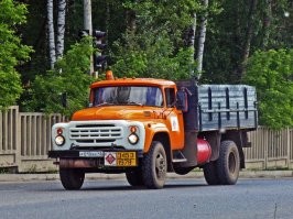 Вот немного поковырял по теме оранжевого тона.Вообще при СССР в оранжевый для севера иногда красили авто.Вспомните Краз из фильма Мимино.Но там казус южанин получил северный вариант Краза.Ну зато получил.)