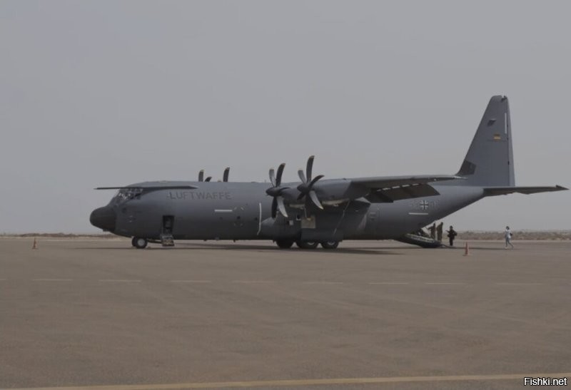 parallax
240k

11 секунд назад
На прошлой неделе транспортный самолёт C130, как сообщается, был атакован пиротехникой вскоре после взлёта с авиабазы Целле.

Самолет бундесвера C130 был атакован ракетой «Новогодняя ночь» вскоре после взлёта в Целле. (Символическое изображение) © IMAGO / Achille Abboud
По данным Spiegel, самолёт не был подбит, но пилоты немедленно сообщили об этом диспетчеру авиабазы.

Бундесвер и полиция начали расследование обстоятельств инцидента. По данным источников в бундесвере, стрельба случается крайне редко; чаще всего пилотов ослепляют лазерные указки.

Предварительные результаты показывают, что выпущенная пиротехника была просто ракетой «Новогодняя ночь». Поскольку инцидент произошёл около полудня, нельзя исключать возможность целенаправленной атаки.

Ужас. Новогодней ракетой почти сбили военный самолёт.