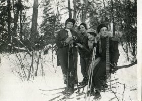 На лыжах в Сокольниках. Москва. 24 февраля 1938г.