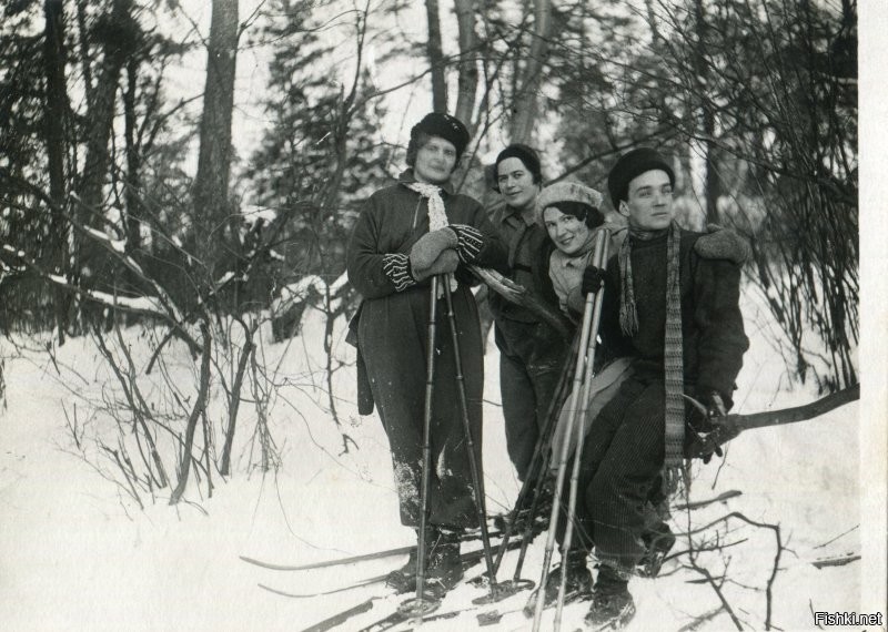 На лыжах в Сокольниках. Москва. 24 февраля 1938г.