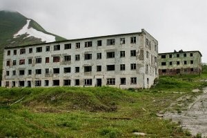 Давайте начнём с заброшенных гарнизонов.
Например Бечевинка (Финвал), это 80 км от Петропавловска Камчатского на северо-восток.
Таких посёлков - сотни по всей территории России