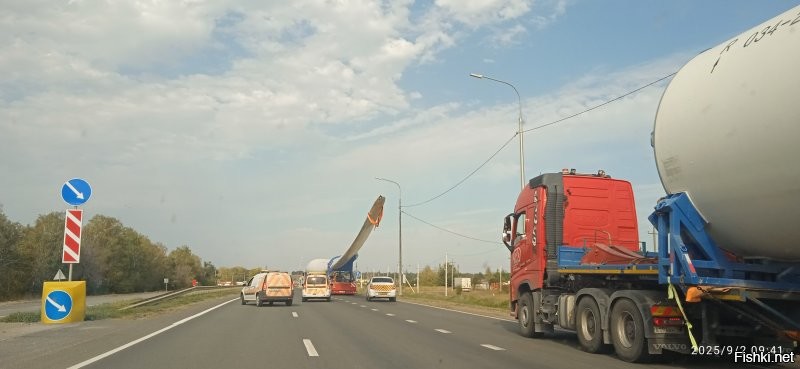 В начале сентября таких в Саратовской области встретил. Вон сзади сколько машин, перекрывающих проезд, чтоб не обгоняли.