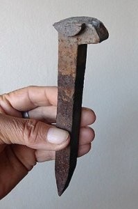 Ну хз.
В классе пятом трудовик сказал принести костыли - это такой типа гвоздь для крепления рельсы к шпалам квадратного сечения примерно 20*20 и мм 150 в длину. У нас железнодорожный посёлок и такого добра у всех дома хватало (мужики приносили с кучи, что у депо валялась).

Задача была сделать из него молоточек. Ножовкой отрезать заготовку нужной длины. В пятом классе! Ножовкой! 20*20 сталь!
Потом надо было зачистить заготовку до блеска напильником! Блть!!! Напильником!!!

До 9-го класса я больше ничего на уроках труда не делал )))

Ковыряюсь в домашней проводке. Режу, свариваю металл на уровне "и так сойдёт". Умею работать с деревом.