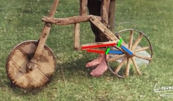 Кстати похоже что действительно велосипед. Для беговела высокая посадка. НО ноги там достают до 2х колен...