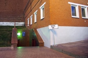 От Спасской башни слева есть общественный сортир, вдруг кто не знает.