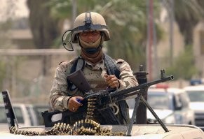 Бред -- не бред, но фоток американцев в Ираке с АК в интернетах чуть менее, чем дофига. Можно, конечно, допустить, что это просто позирование, но что-то оно какое-то массовое было.
Даже с ППШ фотки есть, который тоже был на вооружении у Саддама. Но это уже, думаю, точно хохма.