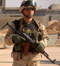 Бред -- не бред, но фоток американцев в Ираке с АК в интернетах чуть менее, чем дофига. Можно, конечно, допустить, что это просто позирование, но что-то оно какое-то массовое было.
Даже с ППШ фотки есть, который тоже был на вооружении у Саддама. Но это уже, думаю, точно хохма.