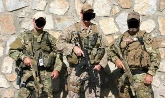 Бред -- не бред, но фоток американцев в Ираке с АК в интернетах чуть менее, чем дофига. Можно, конечно, допустить, что это просто позирование, но что-то оно какое-то массовое было.
Даже с ППШ фотки есть, который тоже был на вооружении у Саддама. Но это уже, думаю, точно хохма.