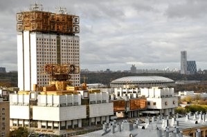 Да уж.  30 лет прошло. Я тогда в академии наук работал, на площади Гагарина. Академиком.  Не, действительно. Электриком. Просто всех к в новом здании работал, называли академиками.
И всю заваруху наблюдал с самой верхотуры.    Вон на левой башне сверху вышка. Там я и сидел. Благо погода была прекрасная и тепло. До белого дома там достаточно далеко, но когда танки ё.бнули, реально очково стало.
И ещё, сразу же после этого бардака, как то внезапно закончился дефицит всего. Ещё сегодня нет ниху... ничего, а завтра уже есть. В основном  буржуйский ширпотреб, но много и дешёво.