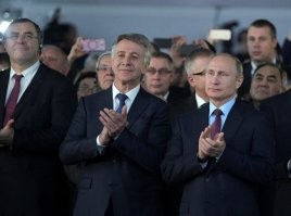 В Москве скандальную скульптуру «Большая глина № 4» заменили «Садовой лопаткой»