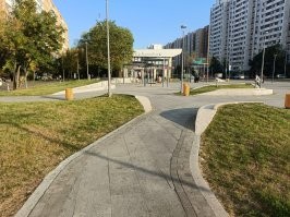 Я живу в районе Отрадное! и более отвратительного "благоустройства" под названием "армян-распил" я не видела!!! Одна геометрия и дизайн этого уродства чего стоит...
На этих скамейках очень удобно и классно тусоваться алкашам.  ... страшнейшие качели, которые качаются вбок. собираются реально местный иностранный контингент и алконафты. гулять там не хочется. Я даже не представляю сколько бабла город на ЭТО убожество выделили и сколько потратили релаьно!