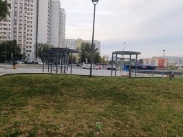 Я живу в районе Отрадное! и более отвратительного "благоустройства" под названием "армян-распил" я не видела!!! Одна геометрия и дизайн этого уродства чего стоит...
На этих скамейках очень удобно и классно тусоваться алкашам.  ... страшнейшие качели, которые качаются вбок. собираются реально местный иностранный контингент и алконафты. гулять там не хочется. Я даже не представляю сколько бабла город на ЭТО убожество выделили и сколько потратили релаьно!