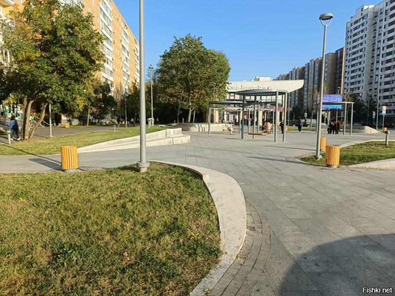 Я живу в районе Отрадное! и более отвратительного "благоустройства" под названием "армян-распил" я не видела!!! Одна геометрия и дизайн этого уродства чего стоит...
На этих скамейках очень удобно и классно тусоваться алкашам.  ... страшнейшие качели, которые качаются вбок. собираются реально местный иностранный контингент и алконафты. гулять там не хочется. Я даже не представляю сколько бабла город на ЭТО убожество выделили и сколько потратили релаьно!