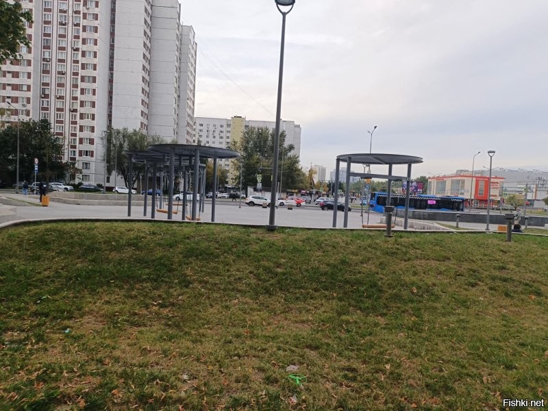Я живу в районе Отрадное! и более отвратительного "благоустройства" под названием "армян-распил" я не видела!!! Одна геометрия и дизайн этого уродства чего стоит...
На этих скамейках очень удобно и классно тусоваться алкашам.  ... страшнейшие качели, которые качаются вбок. собираются реально местный иностранный контингент и алконафты. гулять там не хочется. Я даже не представляю сколько бабла город на ЭТО убожество выделили и сколько потратили релаьно!