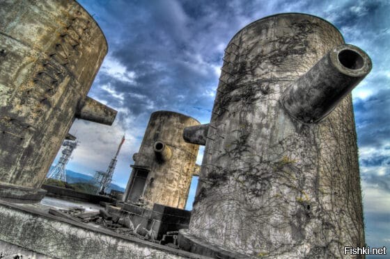 Заброшенный в 1978 году курорт New Muroto Sky Rest располагался на живописном побережье Японии, где когда-то отдыхали туристы, наслаждаясь потрясающими видами и свежим морским воздухом. С течением времени здание пришло в упадок, однако его архитектура и окружение всё ещё сохраняют атмосферу былого величия. Многие путешественники и исследователи стараются посетить это уникальное место, чтобы ощутить дух прошлого и запечатлеть его на фотографиях. Несмотря на заброшенность, курорт продолжает привлекать внимание своей загадочностью и красотой природы, окружающей его руины.
Выглядит максимально странно.