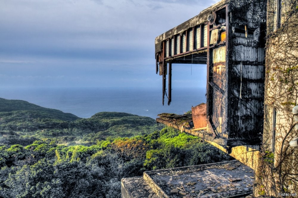 Заброшенный в 1978 году курорт New Muroto Sky Rest располагался на живописном побережье Японии, где когда-то отдыхали туристы, наслаждаясь потрясающими видами и свежим морским воздухом. С течением времени здание пришло в упадок, однако его архитектура и окружение всё ещё сохраняют атмосферу былого величия. Многие путешественники и исследователи стараются посетить это уникальное место, чтобы ощутить дух прошлого и запечатлеть его на фотографиях. Несмотря на заброшенность, курорт продолжает привлекать внимание своей загадочностью и красотой природы, окружающей его руины.
Выглядит максимально странно.
