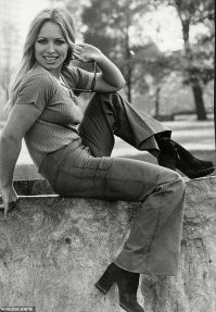 Не Питер, а Лондон.
Не Валька-стакан, а модель Susan Shaw.
Фото сделано фотографом Tim Graham.
А в остальном все верно.