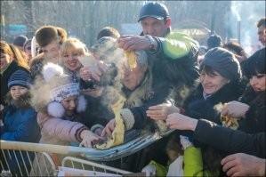 Интересно, что скажет автор по поводу блинов на лопате,раздачи оливье,и прочей халявы?