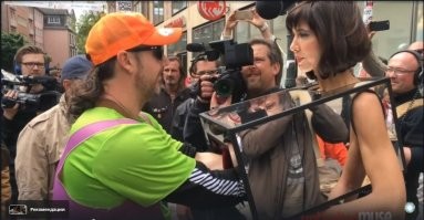 Ещё одна тоже перформансы устраивала:  ))