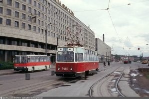 Ехал в трамвае по Московскому проспекту, от Гастелло до парка Победы (Питер). На перекрёстке с Фрунзе трамвай врезался скулой в середину "морды" поворачивавшего "Икаруса"-"гармошки". Удар был хороший, судя по тому, что практически все, кто был в трамвае (в том числе и сидевшие) оказались на полу. Трамвай сошёл с рельсов (передняя тележка). И всё. А вот у "Икаруса" в "морде" образовалась конкретная вмятина как раз по форме скулы трамвая, к радиатору, соответственно, пришёл пушной зверёк. ))
Трамвай был вот такой:
