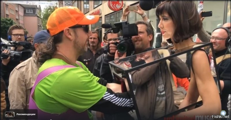 Ещё одна тоже перформансы устраивала:  ))