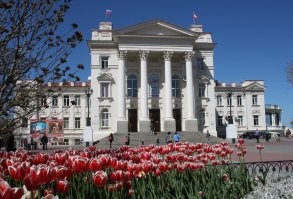 Сейчас так же, только скульптуры пионеров пропали с крыши.
И первоначальный вариант здания.