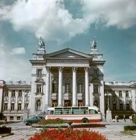 Сейчас так же, только скульптуры пионеров пропали с крыши.
И первоначальный вариант здания.