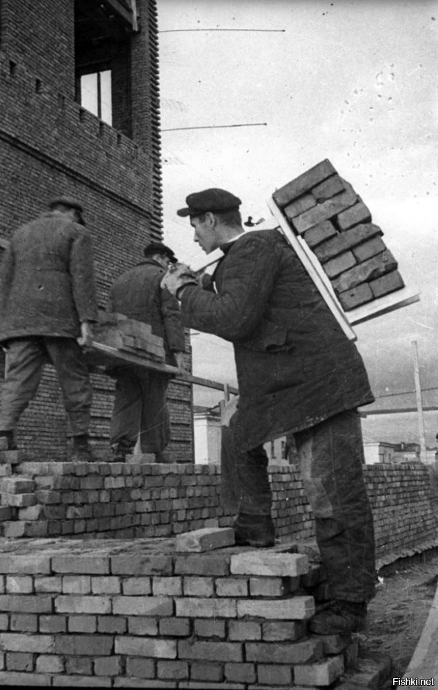 "Коза" для переноски кирпичей.
Известна с незапамятных времён.