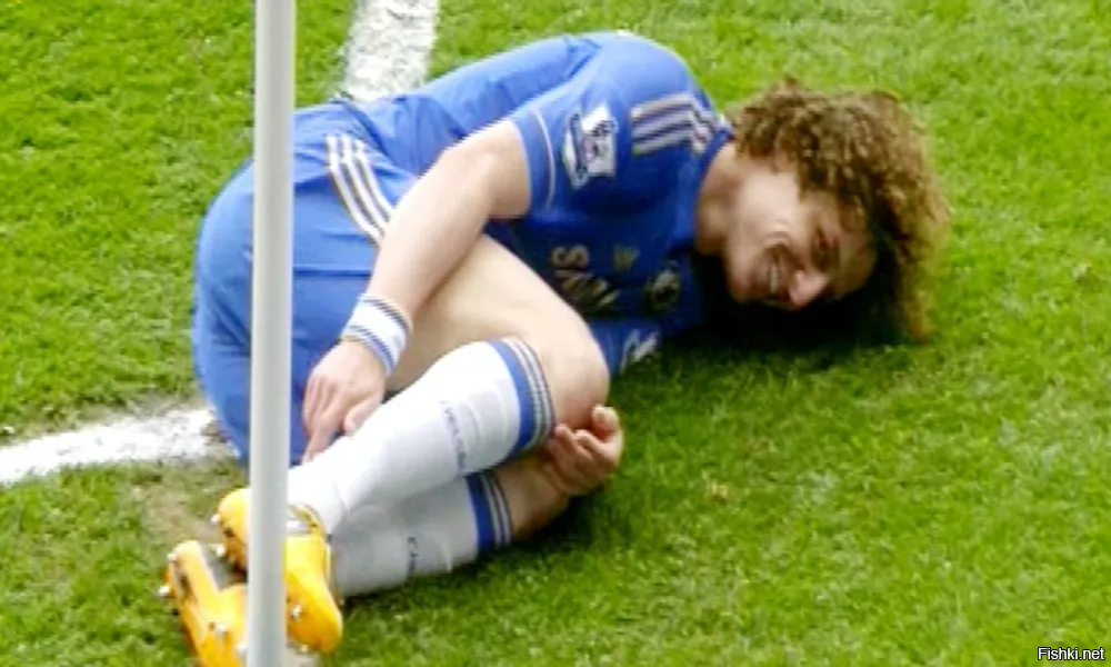 Это же футболист!  
Чего она симулянтов не видела что ли?
