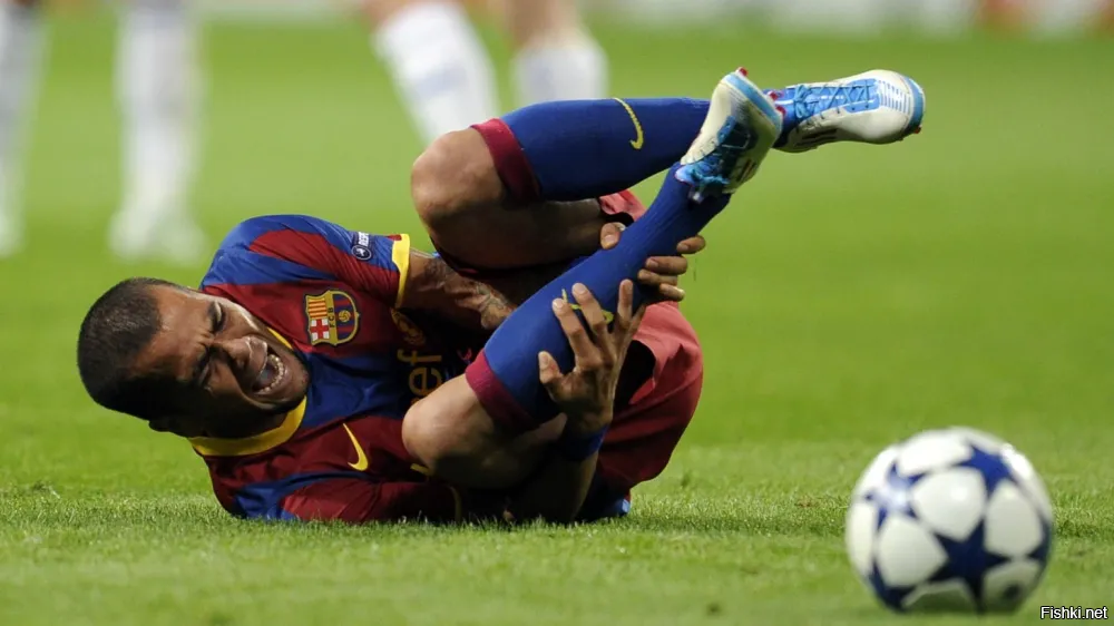 Это же футболист!  
Чего она симулянтов не видела что ли?