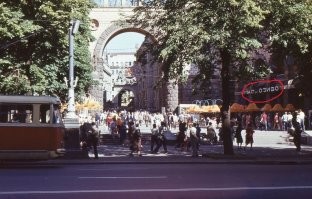 Хорошее фото-специально для тех имбицилов которые ,.глотку драли,, за ,.типа насильственную русификацию,, украины..
Крещатик , центральная улица Киева , а вывеска ,,морозиво-мороженное,, .Уверен что рядом найдется  и  ,, перукарня-парикмахерская,,  и т.п..)))