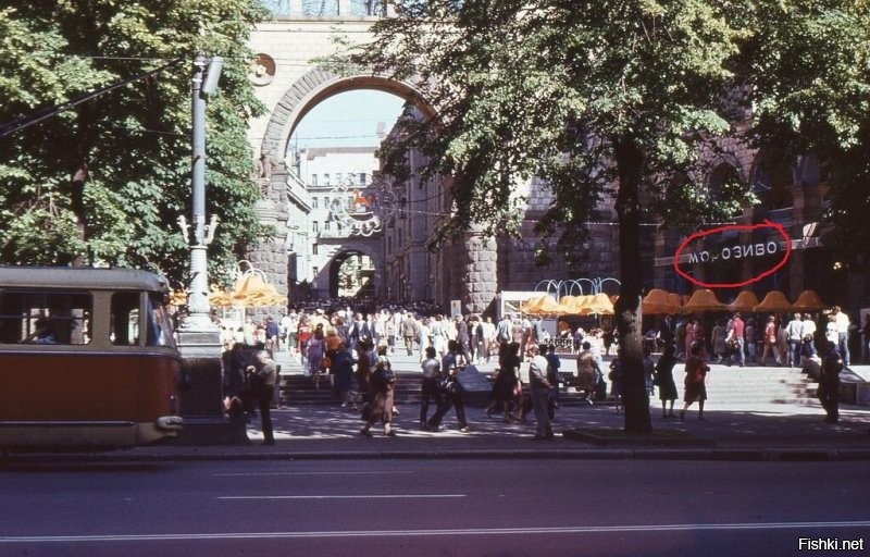 Хорошее фото-специально для тех имбицилов которые ,.глотку драли,, за ,.типа насильственную русификацию,, украины..
Крещатик , центральная улица Киева , а вывеска ,,морозиво-мороженное,, .Уверен что рядом найдется  и  ,, перукарня-парикмахерская,,  и т.п..)))