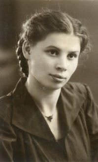 На память Эвелинке от Бэлы. 18 лет. Казань. 11 сентября 1956г.